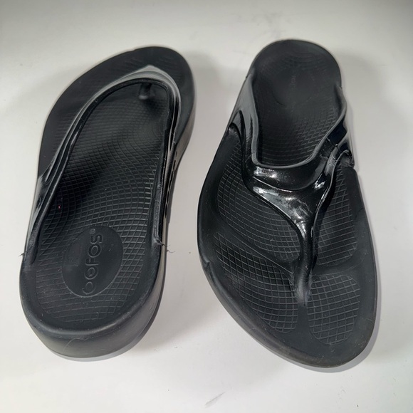 Oofos WOMEN'S OOLALA LUXE SANDAL - Black size W-8 - Picture 9 of 10